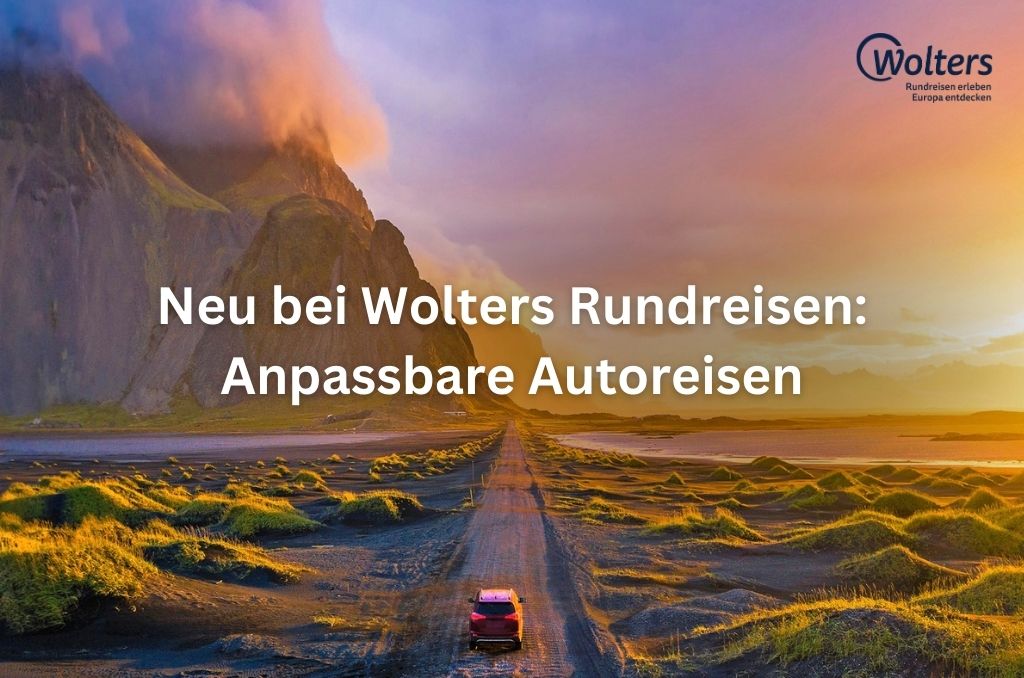 Ein rotes Auto fährt auf einer Straße durch eine weite Berglandschaft bei Sonnenuntergang. Text: „Neu bei Wolters Rundreisen: Anpassbare Autoreisen“.
